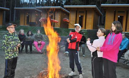 Po skončení tohoto programu jsme mohli jít buď spát (samozřejmě nikdo nešel J), nebo jít na stezku odvahy. Byla to jen noční procházka, ale i tak se někdo (např. Verča Fialová) bál.