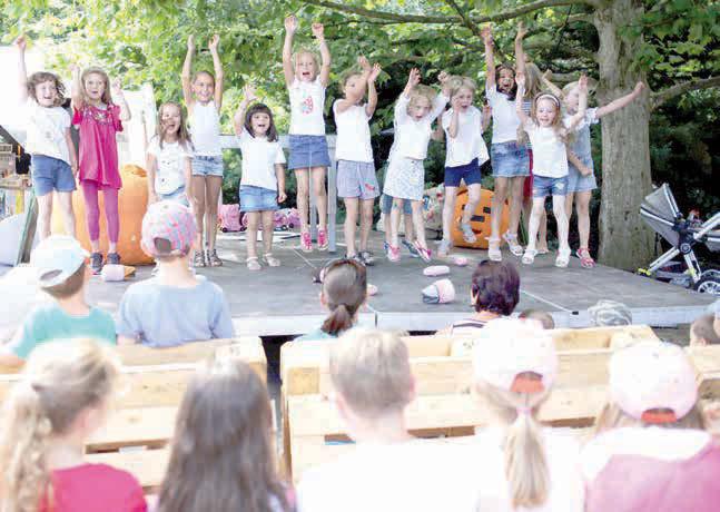 FOTO: ARCHIV VOJTY DYKA Čeká vás nový stage design, který by měl evokovat návštěvu oblíbeného baru - přímo na pódiu bude v rámci show barman míchat koktejly, slibuje Lenka Zemánková, tisková mluvčí.