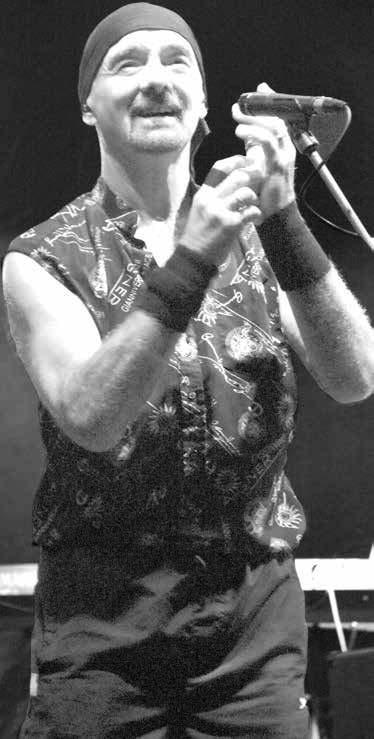 Terry Uttley totiž koncert odehrál s poraněným prostředníčkem.