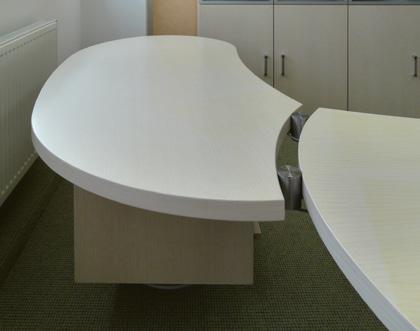 Stoly Nabídku stolů v exkluzivní řadě kancelářského nábytku DE LUXE tvoří především tvarové a materiálové kombinace nejen pracovních desek stolů, ale i například krycí čelní clony pracovních stolů či