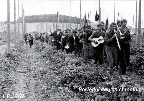 My všichni průmyslovkou povinní Školní léta 1989 1993. Není možné se ke vzpomínkám na tuto dobu nevracet s úsměvem a nostalgií. Nejlepší třídní učitel (Dušan Kondel), jakého by si mohl student přát.