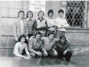 Lada Pilátová, E4 1992/93 Na pomyslném vrcholu studia průmyslovky jsou hodiny matematiky, strojů a v neposlední řadě praxe.