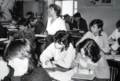 Marie Dejmková (stojící) Výlet k lesu jeřábů a poznávací znamení Průmyslovku jsem navštěvovala v letech 1979-1983. Když jsme byli ve čtvrtém ročníku, Ing. Novák zvaný Bóďa, nám vykládal o jeřábech.