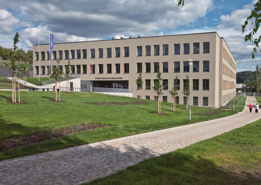V souvislosti s otevřenými hranicemi na Západ se učitelé vydali na cestu po pamětihodnostech Paříže, navštívili v Mnichově areál BMW, otevřela se možnost organizovat exkurze pro žáky ( automobilky v