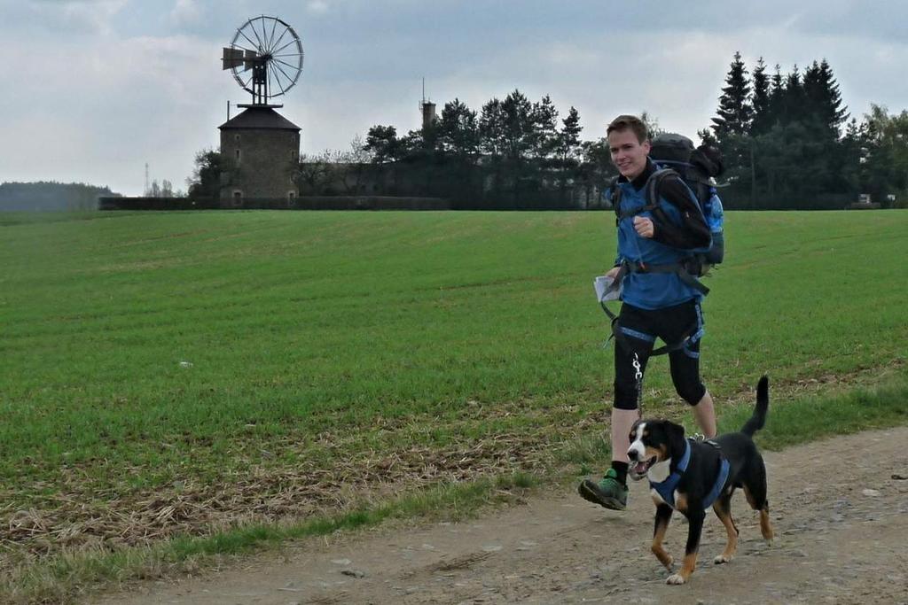 PŘÍSPĚVKY ČLENŮ KLUBU 9 závodů o celkové délce 815 km, od jara do podzimu, ve vedru, zimě, dešti, bouřce i mlze; po suchých, ale také rozblácených stezkách; občas ve společnosti jiných týmů, velmi