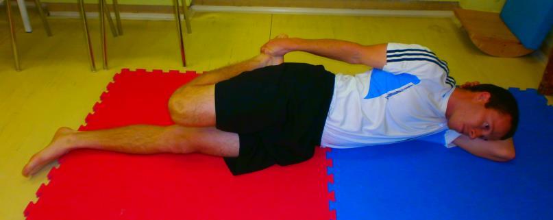 20 Protažení flexorů kyčelního kloubu Protažení čtyřhlavého svalu stehenního Poloha: Leh levém boku, levá HK pod hlavou Provedení: S výdechem přitahujeme pomocí pravé HK pravou DK