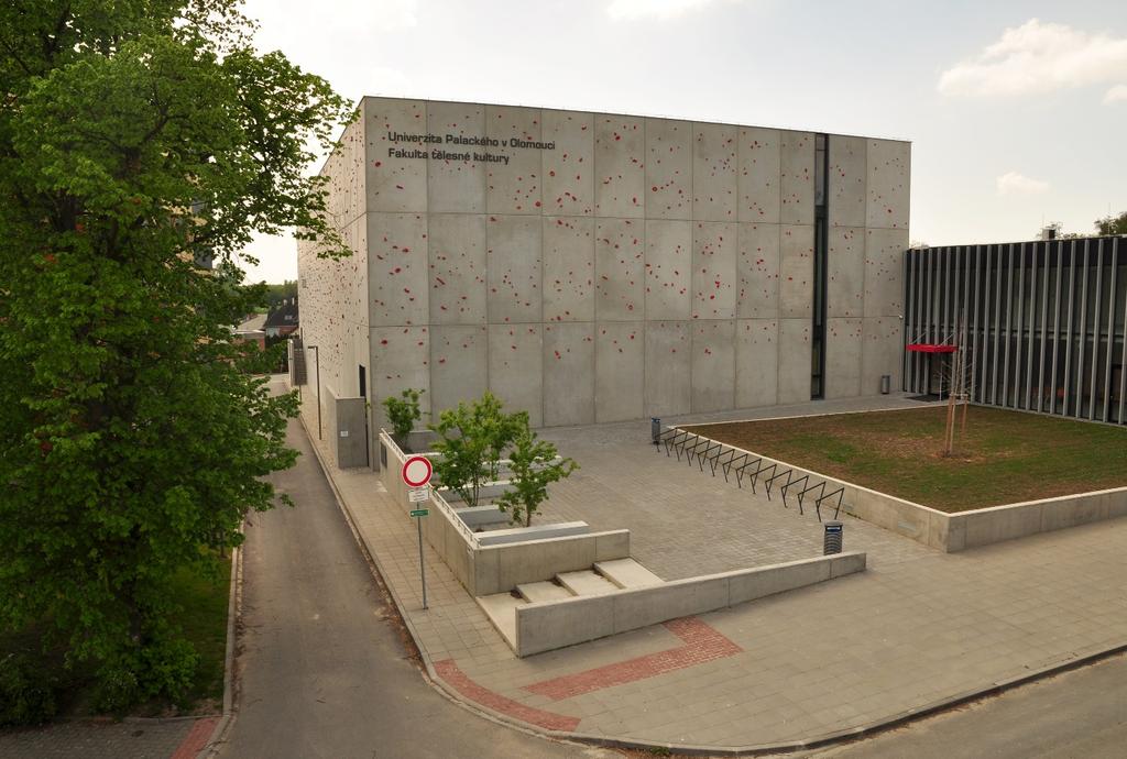 6 Rozvojové záměry Strategický rozvoj Fakulty tělesné kultury Kampus Neředín Od května roku 2011 realizuje Fakulta tělesné kultury úspěšné kroky ke strategickému rozvoji moderní infrastruktury a