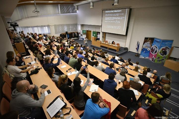 Více než stovka účastníků se během příspěvků třiceti přednášejících dotkla nejen odborných záležitostí, ale také zavzpomínala na počátky katedry, jejíž první absolventi zakončili studium před dvaceti