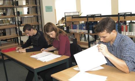 4.7 Údaje o počtech studentů Počty studentů jsou uvedeny k datu 31. října. V tabulkách nejsou od akademického roku 2000/2001 zahrnuti studenti, kteří mají přerušené studium.