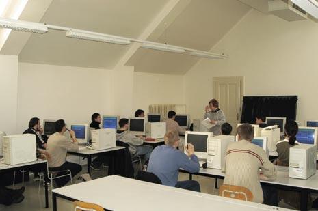 Akademický rok Čeští studenti Samoplátci Ostatní zahraniční studenti Celkem 1995/1996 12-6 18 1996/1997 25 1 12 38 1997/1998 30 2 25 57 1998/1999 30 8 30 68 1999/2000 30 7 30 67 2000/2001 20 7 30 57