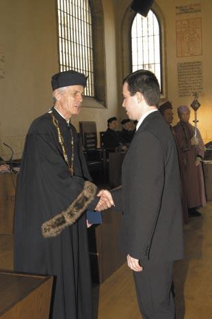4.12 Studijní programy realizované v rámcí mezinárodní spolupráce V roce 2004 bylo připraveno dvouleté magisterské studium Automotive Engineering zaměřené na konstrukci a výrobu motorových vozidel