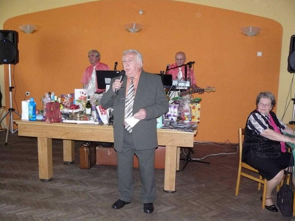 Hrála hudba pana Blokeše, nachystán byl dobře zásobený bufet, jídla a pití nabízela i restaurace, připravena byla i bohatá tombola.