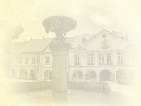 Po jejích stranách uvidíte barokní sloup se sochami sv. Jana Nepomuckého a sv.
