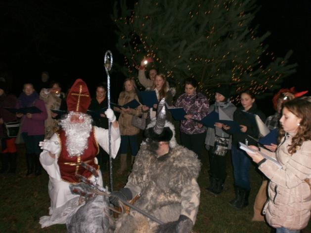 Advent na zámku Je sobota 5.12.2015 a na zámku se koná Mikulášský jarmark.