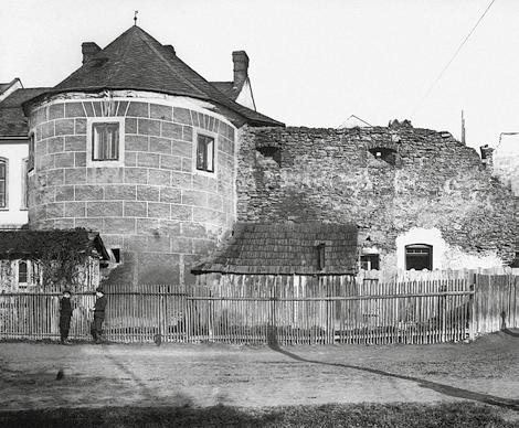 V roce 1874 byly zavezeny hradební příkopy a hradby se staly minulostí. Jejich připomínka existovala pouze v názvech ulic. 1. V textu se objevilo slovo fortifikace a její prvky.