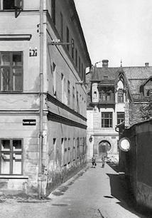 Hotel Městský dvůr (dříve Zur goldene Krone), v němž přenocoval pruský král Fridrich II. Veliký v roce 1758. Stalo se tak během sedmitelé války s Marií Terezií.