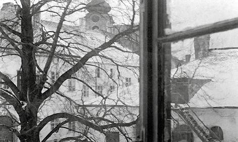 dvorem obklopovaly městské hradby, ale poté, kdy rychtářská práva přešla roku 1599 na město, rychtářský úřad ustupuje ze své slávy.