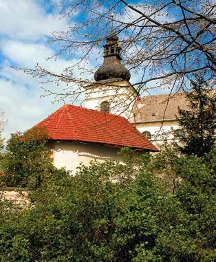 Velmi staré hrobky jsou i pod podlahou kostela samotného, ale není jich mnoho. V roce 1646 byla na hřbitově postavena kostnice s pamětní deskou a reliéfem lebky.