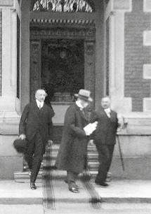 Zde přespal v roce 1800 generál Suvorov a zde se narodil Viktor Felber, jedna z prvních obětí heydrichiády roku 1942. Pro náš příběh byl zásadní rok 1866.