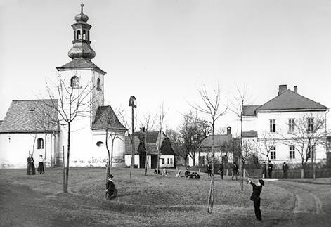 století bylo ve znamení zakládání škol na náměstí byla roku 1878 postavena škola chlapecká, vznikla škola odborná tkalcovská, škola pro ženská povolání atd.