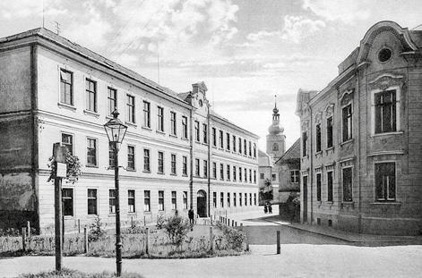Floriána (1733), v jehož bočních budovách byla, kromě bytů katechety, zřízena i školní třída. Ale peníze z městského školského fondu nedostačovaly, a tak kostel sv.