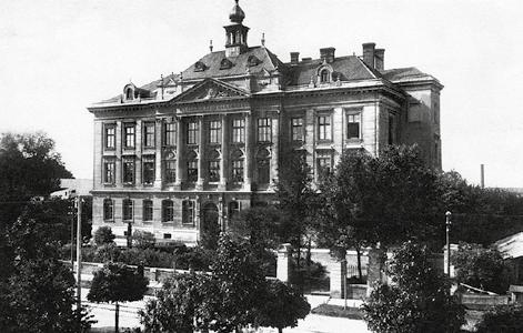 Vyšší zemská reálná škola ve Svitavách. Chlapecká obecná a měšťanská škola na náměstí z roku 1878 si také prošla přestavbami. Ale novorenesanční budova zůstala.