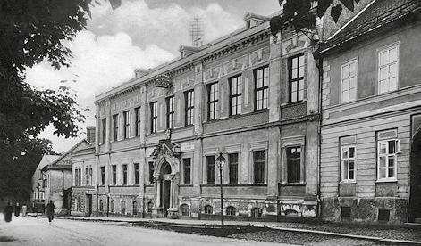 Pýchou města se stala v roce 1895 nově založená reálná škola. Finance na ni sbíralo město celé roky, pomohl i Oswald Ottendorfer a v roce 1897 spatřila světlo světa nová školní budova na Novém městě.