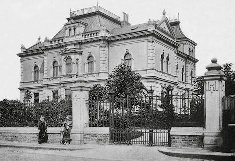Vila rodiny Albrechtů z roku 1887 na dnešní Dimitrovově ulici. Textilní a pak strojírenský podnik rodiny Sponerových v Moravském Lačnově nesl po znárodnění pojmenování továrna obráběcích strojů (TOS).