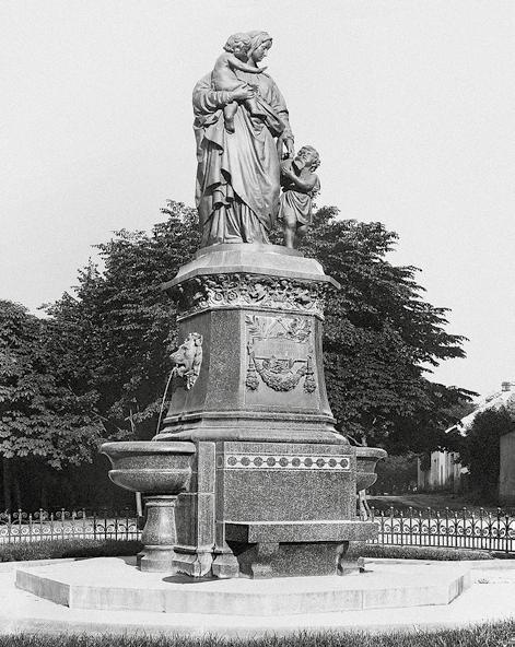 Socha Mateřské lásky z roku 1892 na památku Ottendoferovy matky Kateřiny je dílem sochaře Donndorfa ze Stuttgartu.