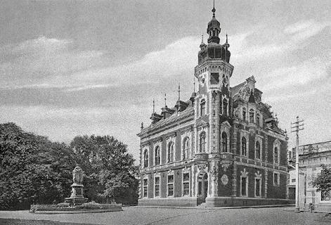 nemocnice (1883), chudobinec a sirotčinec (1886) a hlavně architektonický skvost veřejná knihovna a čítárna (1892).