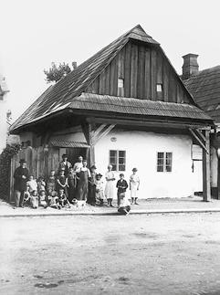 Ale podstatou domů na předměstí, Lačnově a Lánech byly hospodářské statky, tedy grunty. A k továrnám patřily i rezidenční vily průmyslníků, a to jsou skutečné perly architektury v našem městě.