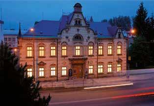 VILA JOHANNA BUDIGA Roku 1892 dokončil stavitel Johann Bier dva domy na Jižní aleji, později Budigově náměstí, dnes na Máchově aleji.