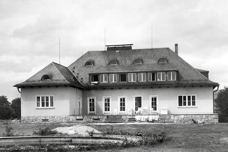 Jsou domy, které se vymykají tradičně chápanému bydlení a přinášejí vysokou přidanou hodnotu v nápadech a jejich provedení v praxi. Architekti ing. arch.