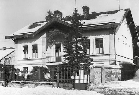 2213/15 byla roku 2006 realizována stavba rodinného domu, jehož základním principem je rozdělení na severní a jižní polovinu.