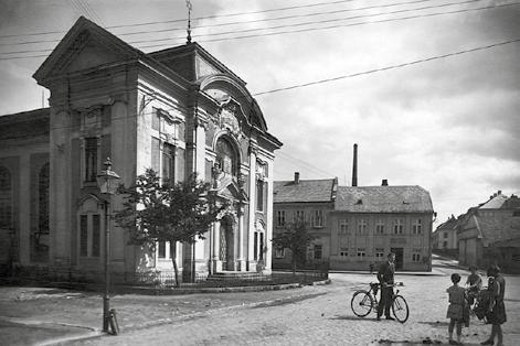 Roku 1715 do Svitav dorazila první židovská rodina Jakoba Donatha a Židů nepatrně přibývalo s občanskou společností 19. století.