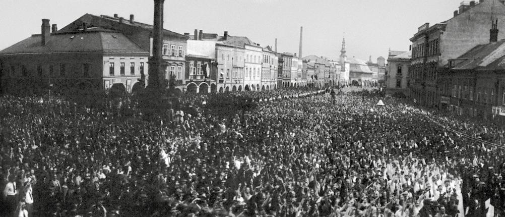 Ještě v roce 1935 z drtivé většiny německé zastupitelstvo Svitav jednohlasně jmenovalo prezidenta Masaryka čestným občanem a pojmenovalo po něm jednu z hlavních ulic města.