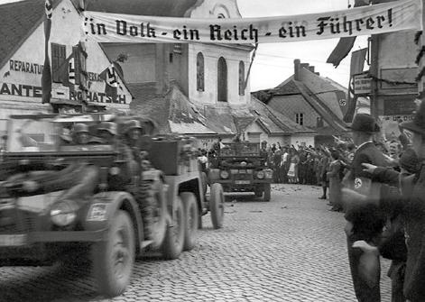 Shromáždění členů Sudetoněmecké strany (SdP) na svitavském náměstí 1. května 1938. V komunálních volbách ve Svitavách roku 1938 zvítězila Henleinova SdP, která získala 80% hlasů.
