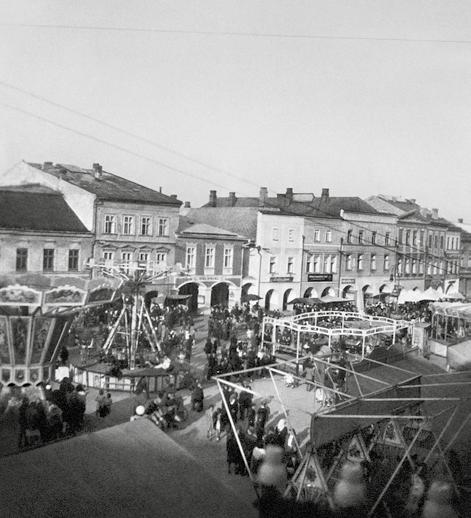 Demonstrace síly Hitlerovy říše: přehlídka oddílů wehrmachtu na náměstí v roce 1938. V roce 1939 začala světová válka. Svitavané zažili přechod na válečné hospodářství.