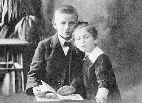 PŘÍBĚH SEZNAMŮ aneb dějiny nejsou pouze černobílé Oskar Schindler snad jedna z nejrozporuplnějších postav svitavské historie. Pro jedny gauner, nacista, pro druhé zachránce životů.