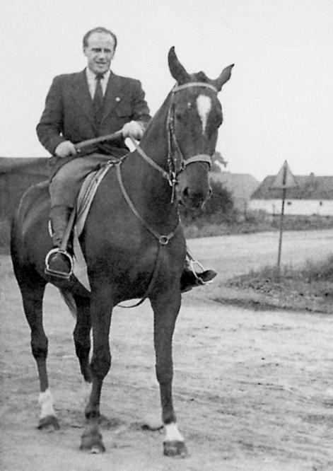 století do německé špionážní služby abwehr, a také do Henleinovy Sudetoněmecké strany, roku 1939 vstoupil do Hitlerovy nacistické strany NSDAP.