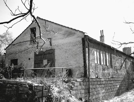 Budova táborového lazaretu, v níž se odehrávala poslední část tzv. tragédie transportu Golleschau.Byl mrazivý leden roku 1945 a Schindler se rozhodl přijmout do tábora na sto polozmrzlých vězňů.