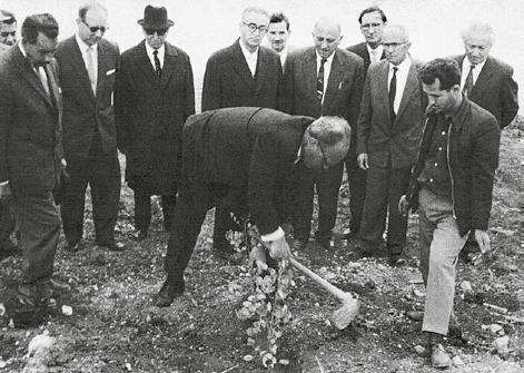 Schindlerův životní příběh se stal světoznámým v roce 1993. Tehdy americký režisér Steven Spielberg uvedl do kin film Schindlerův seznam.