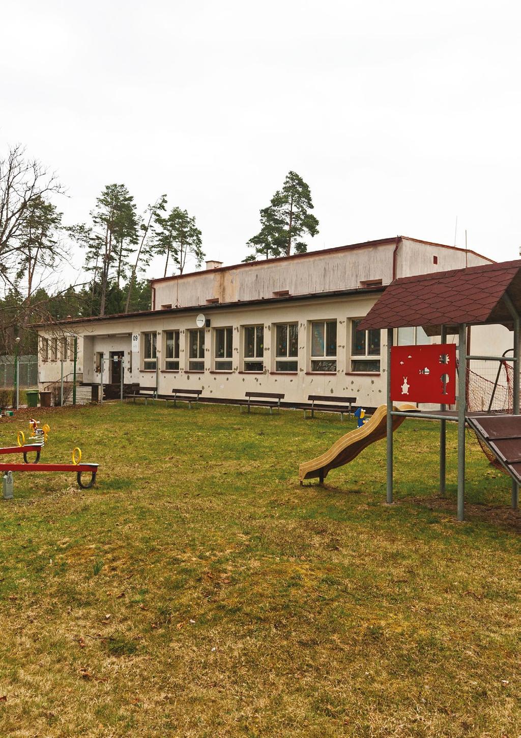 zace správního vyhoštění nebo předání do jiného státu s nemožností toto zařízení volně opouštět.