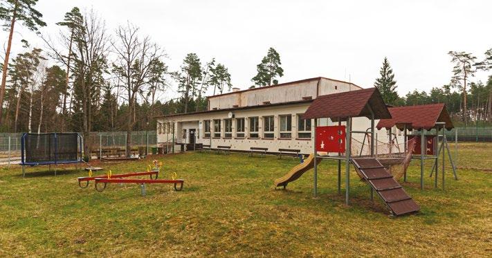 Zbytek oplocení byl pokryt fólií a využit jako výtvarná plocha či pro umístění venkovních informačních nástěnek. V ubytovacích objektech byly demontovány mříže na oknech.