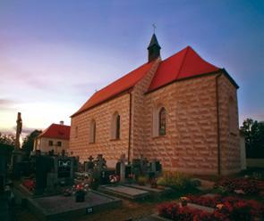 let 20. stol. Hrobnický domek s márnicí byl na počátku 21. stol. rekonstruován k rekreačním účelům. www.straznadnezarkou.