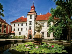Historické památky Státní zámek Třeboň Na místě dnešního zámeckého areálu stával původně panský dvorec, postupně přestavěný na tvrz a později kamenný hrádek. V r.