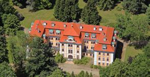 V současnosti je zámek v soukromých rukou a není veřejnosti přístupný, ale zámecký park s exotickými stromy a sochami z 18. a 19. st. je volně přístupný.