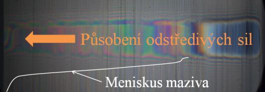 Hromadění maziva v této oblasti můţe být způsobeno vlivem odstředivých sil.