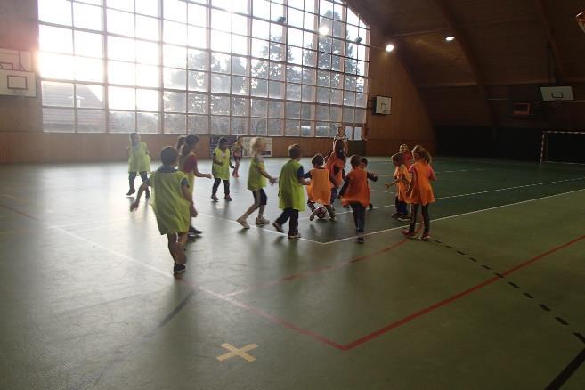 Mikulášský turnaj ve fotbale Dne 1.12 jsme se šly podívat jak žáci 1. a 2. ročníku hráli Mikulášský turnaj ve fotbale.
