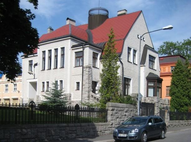Specifický druh zástavby provází tzv Zahradní město mezi ulicemi Rýnovická, Větrná, Horní náměstí a Liberecká.